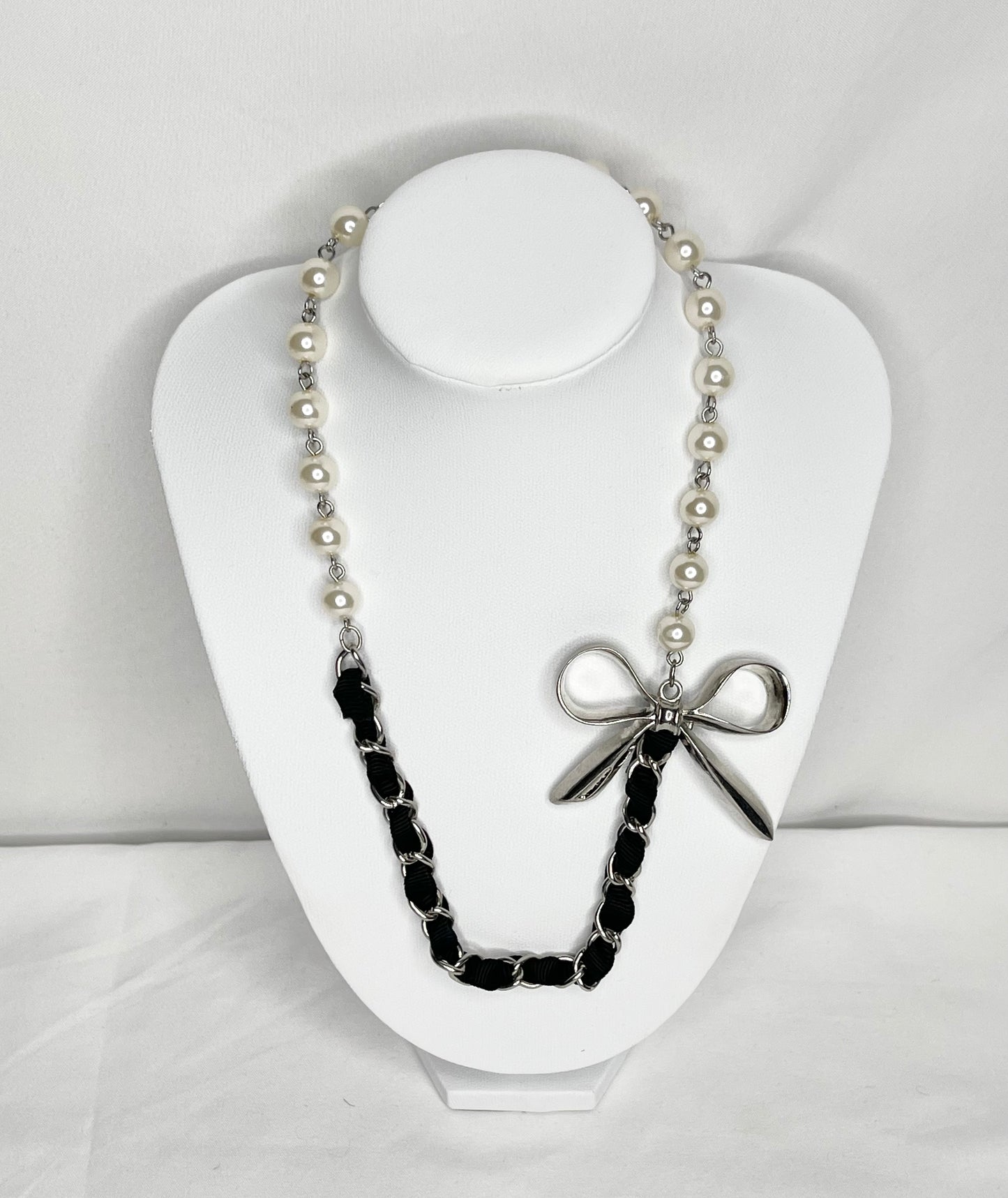 Faux Pearl and Ribbon Metal Bow Choker Necklace