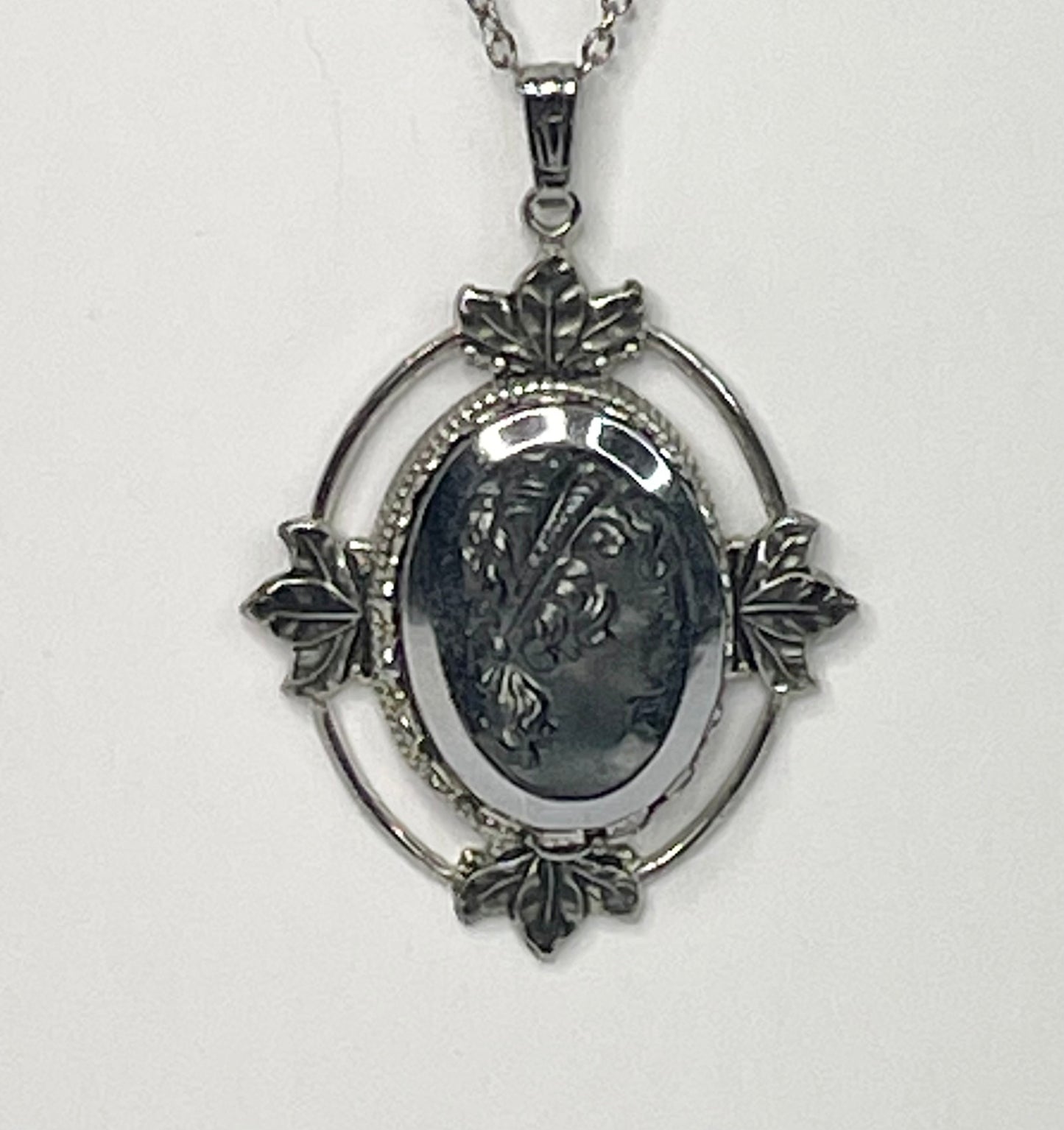 Antique Style Cameo Pendant Necklace
